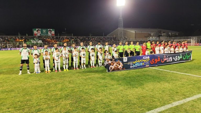 ۲۲ فرزند شهید انتظامی در سایه‌سار پرسپولیس و خیبرخرم آباد، حاملان پرچم شهدای امنیت در میدان سبز عدالت