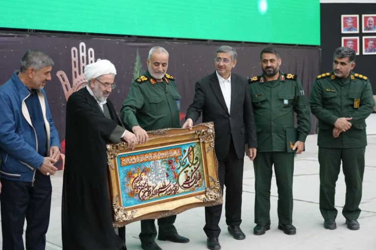 استاندار لرستان:   پیوند ملت و رهبری نقشه‌های ۴۷ ساله دشمن را خنثی کرده است/  ما اجازه نداریم امکانات را در اختیار یک گروه یا قشر خاصی قرار دهیم.